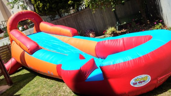 השכרת מגלשת מים ענקית